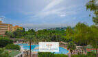 Weitläufige Poolanlage mit Palmen und Meerblick in der Ferienanlage Cales de Mallorca