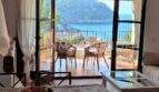 Wohnzimmer mit Terrassenzugang und Meerblick auf die Bucht von Port de Sóller mit Leuchtturm