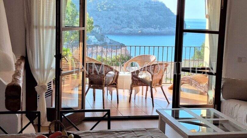 Wohnzimmer mit Terrassenzugang und Meerblick auf die Bucht von Port de Sóller mit Leuchtturm