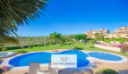 Gemeinschaftspool mit Liegewiese und mediterrane Wohnanlage in Cales de Mallorca, umgeben von Grünflächen