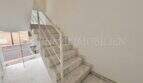 Helles Treppenhaus mit Marmorstufen und weißem Geländer in moderner Maisonette-Dachgeschosswohnung in Palma