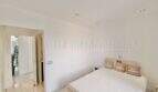 Helles Schlafzimmer mit Doppelbett, Sansibar-Kissen, Marmorboden und Einbaustrahlern im Penthouse Cala Pi