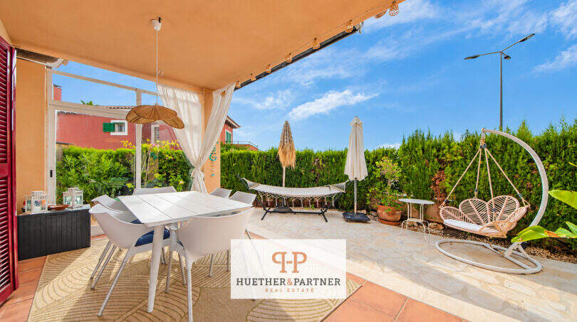 Überdachte Terrasse mit Esstisch, Hängematte und Schaukelstuhl im Haus in ruhiger Lage in Cala Murada