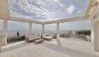 Weitläufige Dachterrasse mit Lounge-Bereich, Glasgeländer und spektakulärem Meerblick in Cala Pi.