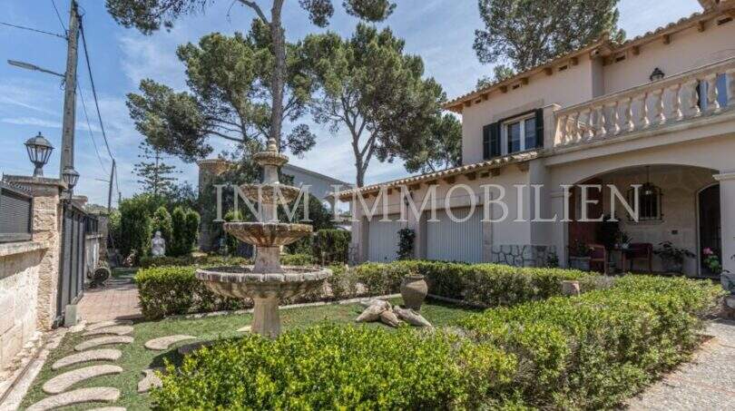 Gepflegter Garten mit Steinbrunnen und mediterraner Villa mit Balkon in Marratxí