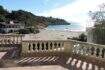Elegante Terrasse mit Balustrade und direktem Blick auf die Bucht Cala Mandia in Porto Cristo Novo
