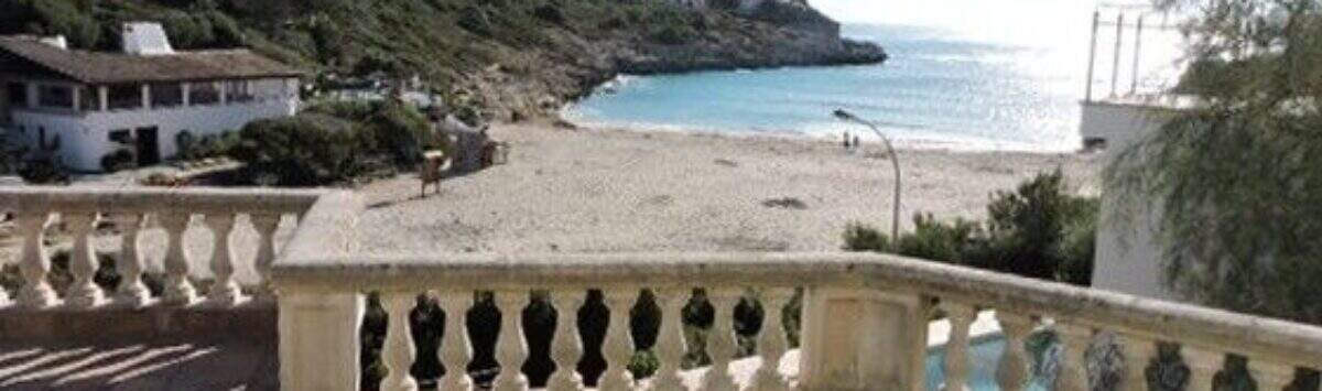 Elegante Terrasse mit Balustrade und direktem Blick auf die Bucht Cala Mandia in Porto Cristo Novo