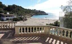 Elegante Terrasse mit Balustrade und direktem Blick auf die Bucht Cala Mandia in Porto Cristo Novo