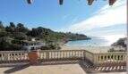 Große Terrasse mit Balustrade und Meerblick auf die Bucht Cala Mandia in Porto Cristo Novo, Mallorca