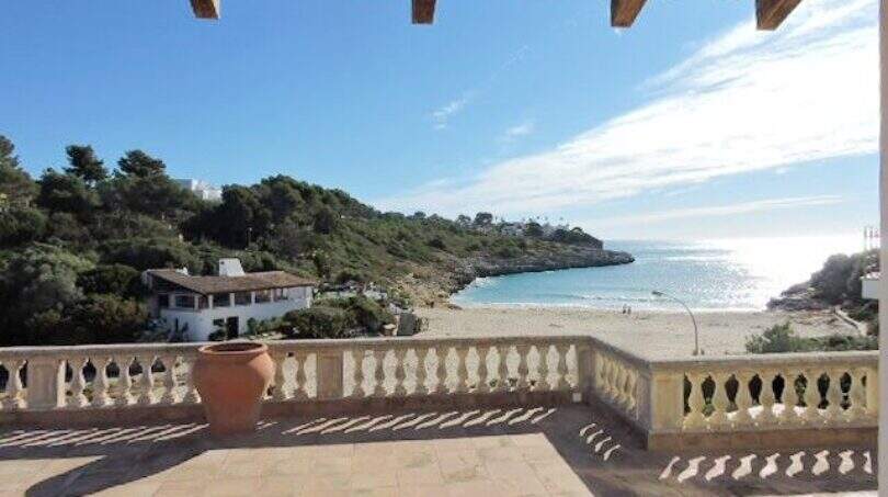 Große Terrasse mit Balustrade und Meerblick auf die Bucht Cala Mandia in Porto Cristo Novo, Mallorca