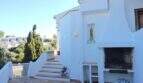Sonnige Außenterrasse mit Grillkamin und Treppenaufgang, Villa über der Bucht von Cala Mandia
