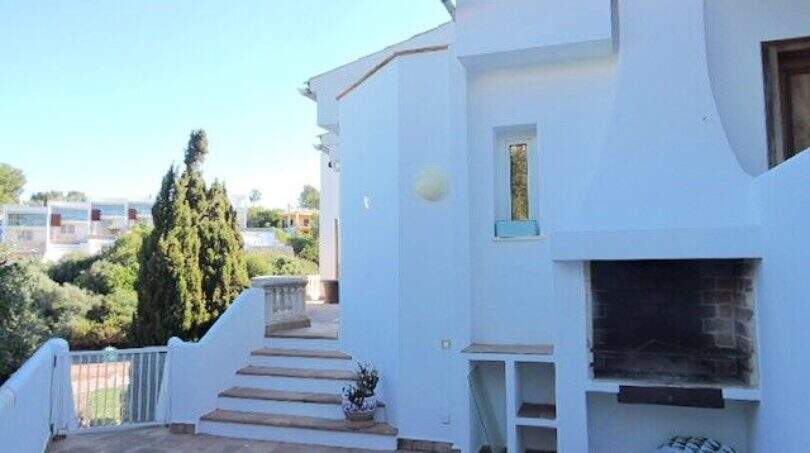 Sonnige Außenterrasse mit Grillkamin und Treppenaufgang, Villa über der Bucht von Cala Mandia