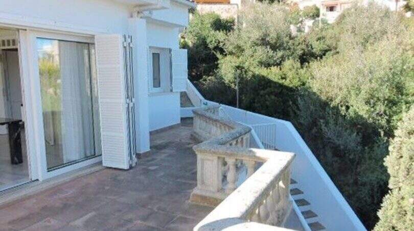 Großzügige Terrasse mit Steinbalustrade und Panoramablick auf Grünflächen, Villa in Cala Mandia, Porto Cristo Novo