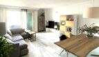 Luminosa sala de estar con sofá gris, mueble TV moderno y mesa de comedor de madera, balcón con vistas al mar en Alcudia