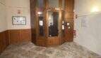 Entrada con suelo de piedra histórico, techo de madera, ventilador de techo y vestíbulo elegante en Llucmajor