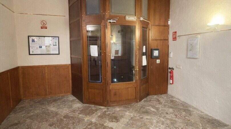 Entrada con suelo de piedra histórico, techo de madera, ventilador de techo y vestíbulo elegante en Llucmajor