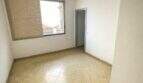 Oficina vacía con suelo de baldosa, persianas, techo registrable y puerta de paso en la casa urbana de Llucmajor