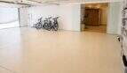 Geräumige Garage der Designvilla in Portixol mit Epoxidboden, Fahrradständer und angrenzendem Fitnessraum.