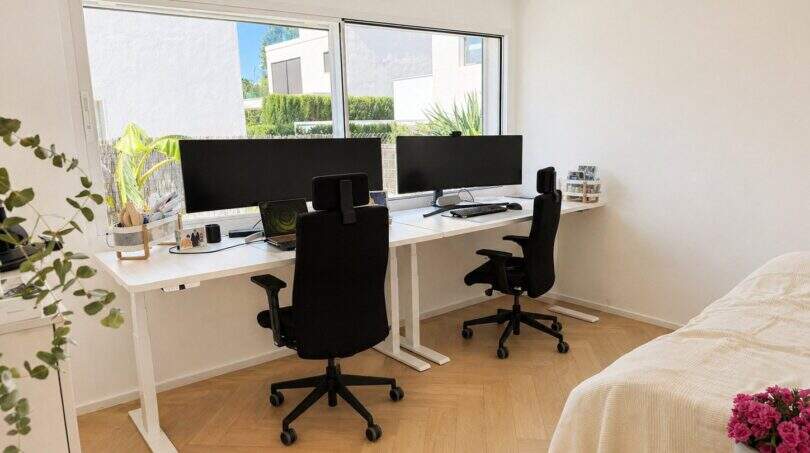 Helles Arbeitszimmer der Designvilla in Portixol mit zwei modernen Schreibtischen, ergonomischen Stühlen und großem Fenster.