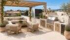 Sonnige Dachterrasse der Designvilla in Portixol mit Pergola, Loungebereich und Outdoor-Küche mit Meerblick