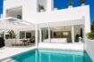 Außenansicht der Designvilla in Portixol mit türkisem Pool, weißer Fassade und offenem Wohnbereich