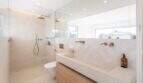 Modernes Badezimmer der Designvilla in Portixol mit Marmor, Regendusche und Roségold-Armaturen.