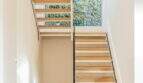 Offene Holztreppe mit Glasgeländer und Naturlichteinfall in exklusiver Designvilla in Portixol, Palma