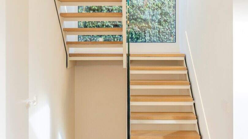 Offene Holztreppe mit Glasgeländer und Naturlichteinfall in exklusiver Designvilla in Portixol, Palma