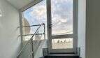 Treppenhaus der Finca Marratxí mit schwarzem Marmortreppe, Edelstahlgeländer und großer Glasfront mit Himmelsblick