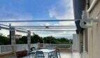 Überdachte Dachterrasse der Mallorca-Finca in Marratxí mit Glaspergola, Gartenmöbeln und Panoramablick.