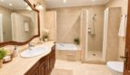 Luxusbadezimmer mit separater Wanne und begehbarer Dusche