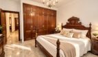 Luxuriöses Hauptschlafzimmer mit begehbarem Ankleidezimmer und umfangreicher Schrankanlage