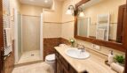 Modernes Badezimmer mit ebenerdiger Dusche und großflächigem Waschtisch
