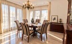 Elegant dining room of the 160-m² apartment in Manacor with marble floor, chandelier and 6-person table