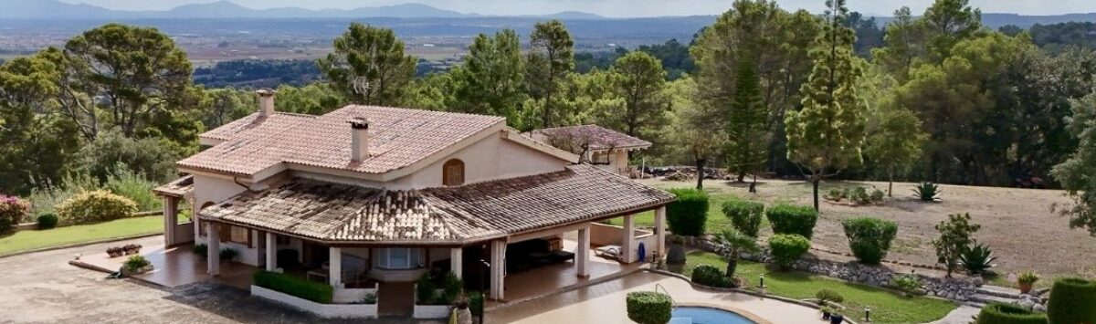 Exklusive Panoramavilla mit Pool und weitläufigem Grundstück in Hanglage