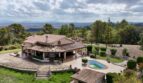 Exklusive Panoramavilla mit Pool und weitläufigem Grundstück in Hanglage