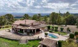Luftaufnahme der Finca bei Campanet mit Pool, Terrakottadach, gepflegtem Garten und Tramuntana-Panorama.