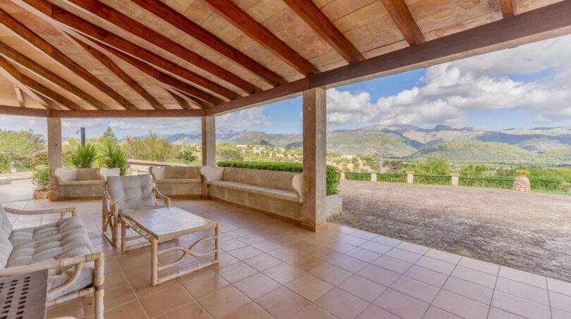 Überdachte Terrasse mit Panoramablick und massiven Holzbalken-Konstruktion