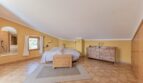 Großzügiges Hauptschlafzimmer mit Dachschräge und begehbarem Ankleidezimmer