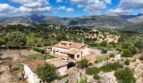 Luftaufnahme: Mediterrane Villa mit Pool, Carport und ausgedehntem Grundstück in idyllischer Hanglage