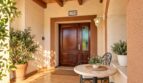Eleganter Eingangsbereich mit massiver Holztür und überdachter Loggia