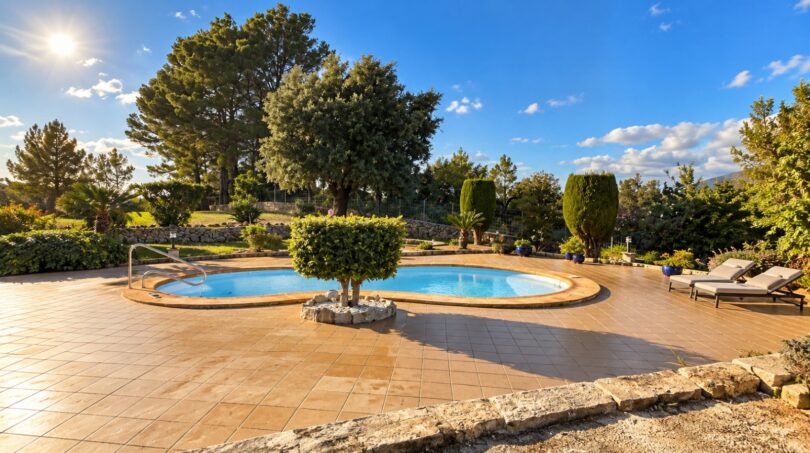 Poolanlage mit großzügiger Terrassenfläche und integriertem Entspannungsbereich