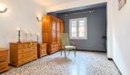 Schlafzimmer mit Holzmöbeln, Kommode, Kleiderschrank und Terrazzoboden in Strandwohnung Palma de Mallorca