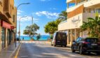 Strandnahe Straße in Playa de Palma mit Meerblick, Beach Club und Supermarkt in sonniger Lage