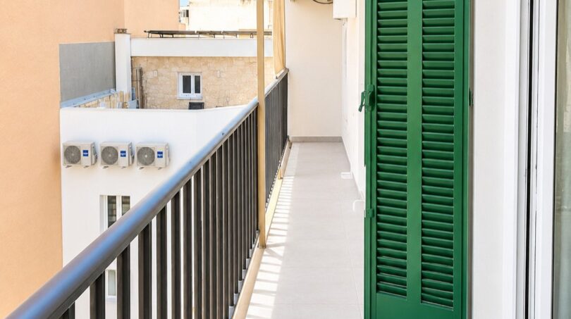 Balkon mit praktischer Stauraum-Lösung und optimaler Klimatisierung