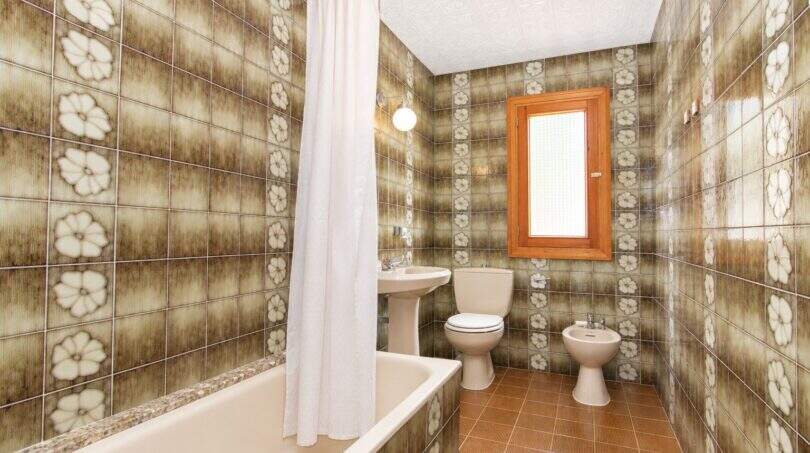 Vollständig ausgestattetes Badezimmer mit Badewanne, Dusche, WC und Bidet - durchdachte Sanitärausstattung auf kompaktem Raum