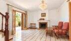 Elegantes Wohnzimmer mit Kamin, Terrassenzugang und hochwertiger Ausstattung