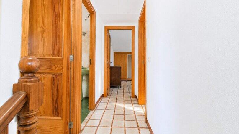 Eleganter Flurbereich mit hochwertigen Holztüren und optimaler Raumerschließung