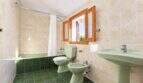 Funktionales Badezimmer mit zwei Waschbecken, Bidet und begehbarer Dusche - optimale Ausstattung für Komfort und Hygiene