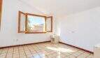 Helles Zimmer mit Ausblick - Holzfenster mit Bergpanorama und optimale Lichtzufuhr